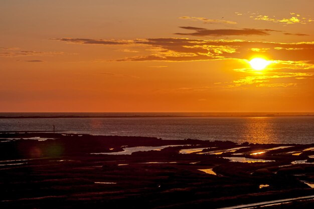 Fantastischer Sonnenuntergang am Strand von Cortadura auf Cadiz Spanien