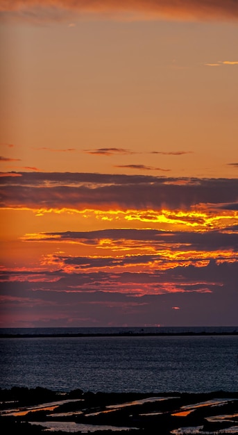 Fantastischer Sonnenuntergang am Strand von Cortadura auf Cadiz Spanien