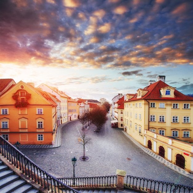 Fantastischer Sonnenuntergang über Kumuluswolken in der Tschechischen Republik