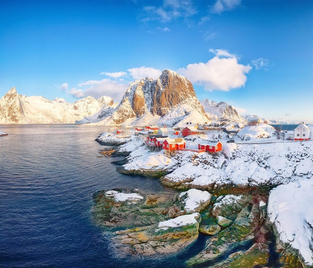 Fantastischer Winterblick auf das Dorf Hamnoy und den Berg Festhaeltinden im Hintergrund