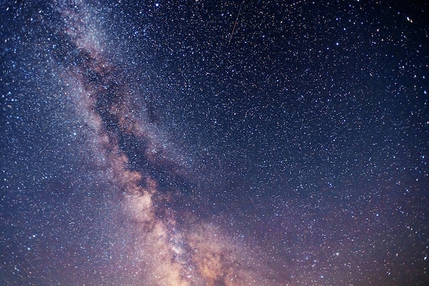 Fantastischer Wintermeteorschauer und die schneebedeckten Berge