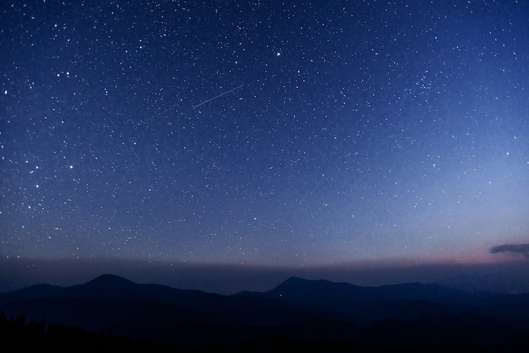 Foto fantastischer wintermeteorschauer und die schneebedeckten berge