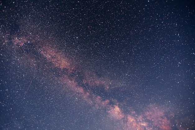 Fantastischer Wintermeteorschauer und die schneebedeckten Berge.