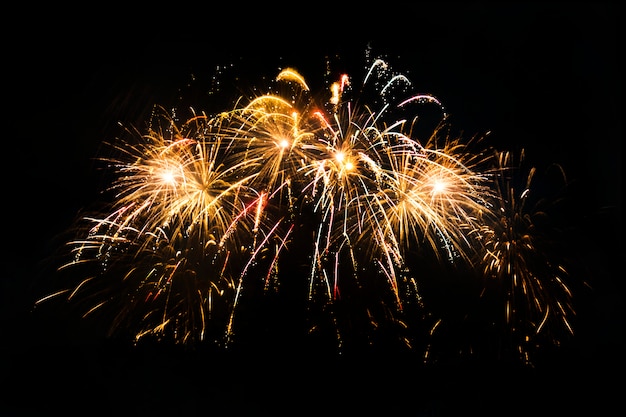 Fantastisches isoliertes festliches Feuerwerk auf einer Dunkelheit.