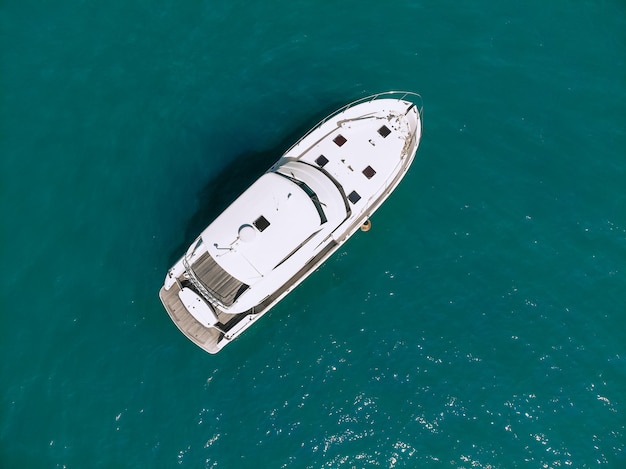 Fantastisches Luftbild von oben auf einer riesigen zweistöckigen Yacht, die über das Hirschmeer segelt