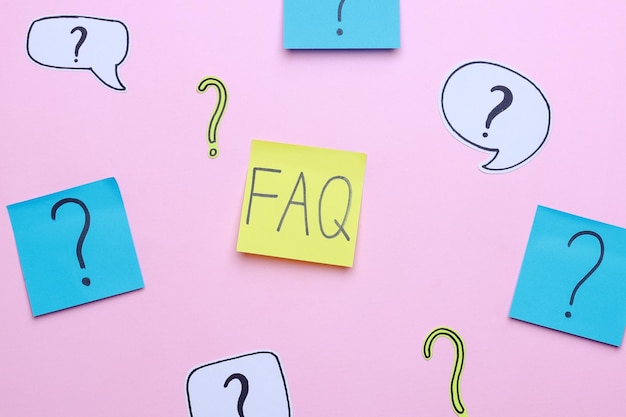 FAQ ou Pergunta Frequente com símbolos de ponto de interrogação