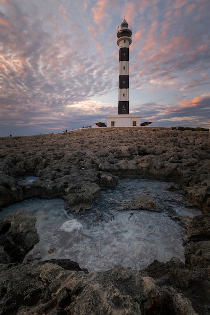 Foto far de artrutx faro en ciutadella, costa sur de la isla de menorca, españa.