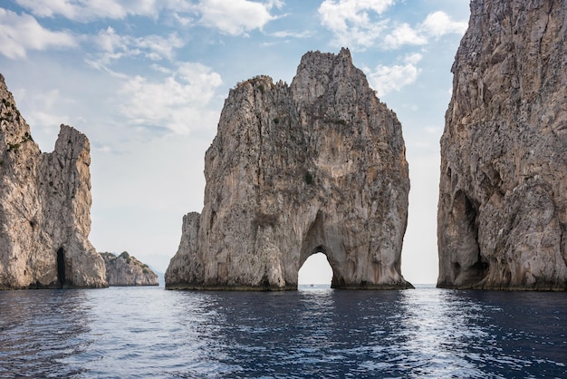 Foto faraglioni rocas en la costa de la isla de capri