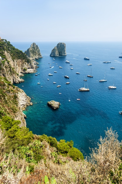 Farallones rocas cerca de la isla de Capri en Italia