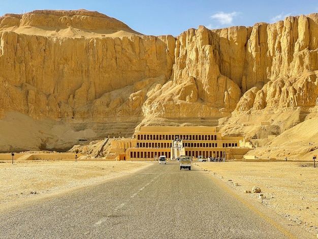 Faraó da mulher do templo de Hatshepsut no deserto perto de Luxor no Egito