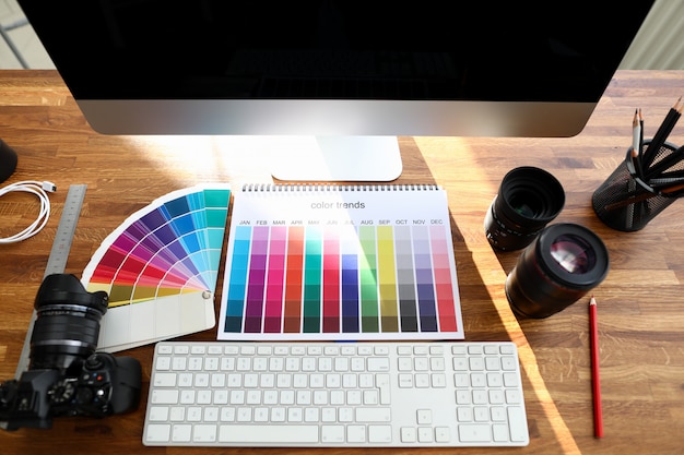 Farbbuch mit Farbtrendzeichen auf Designer-Holztisch