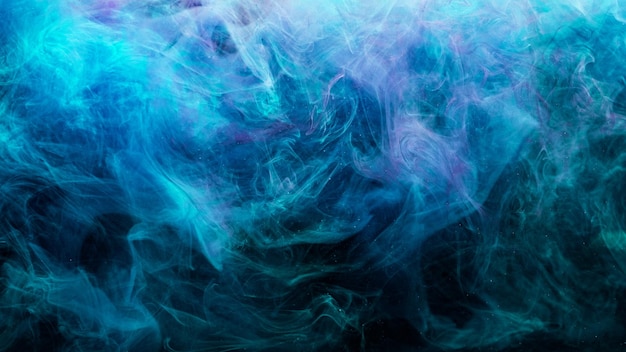 Farbe Rauch. Abstrakter Hintergrund. Malen Sie im Wasserspritzer. Textur der Meeressturmwelle. Leuchtender blauvioletter Glitzerdampf, der sich auf Dunkelheit ausbreitet.