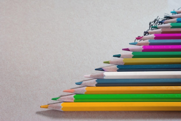 Farben Bleistift in Nahaufnahme auf braunem Papier