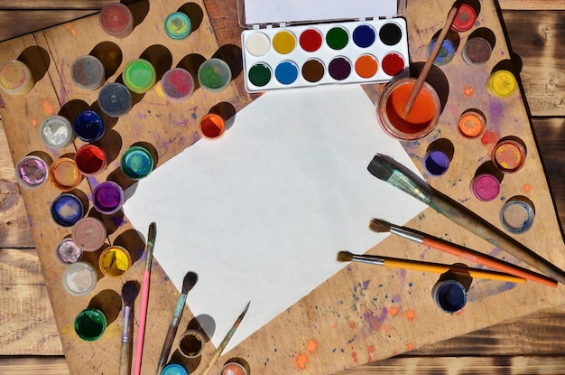 Farben und Papier auf dem Tisch
