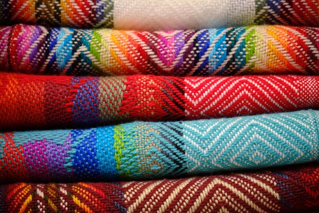 farbenfrohe Aymara-Tücher, die in La Paz, Bolivien, als Souvenirs gestapelt werden