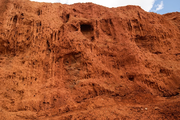 Farbenfrohe erodierte Landschaftsform des Altai-Gebirges in einem beliebten Touristenort namens Mars Chaganuzun Altai