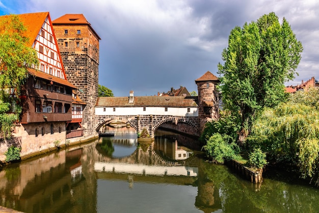 Farbenfrohe historische Altstadt mit Holzhäusern aus Nürnberg, Brücken über den Fluss Pegnitz