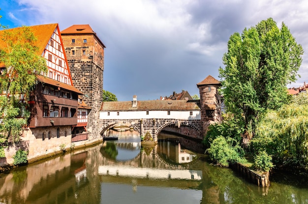 Farbenfrohe historische Altstadt mit Holzhäusern aus Nürnberg, Brücken über den Fluss Pegnitz