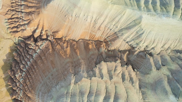 Farbenfrohe hohe Berge und eine Schlucht aus Lehm