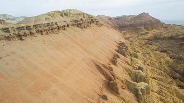 Farbenfrohe hohe Berge und eine Schlucht aus Lehm