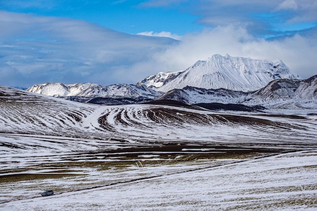 Farbenfrohe Landmannalaugar-Berge unter Schneedecke im Herbst Island Automodell nicht wiederzuerkennen