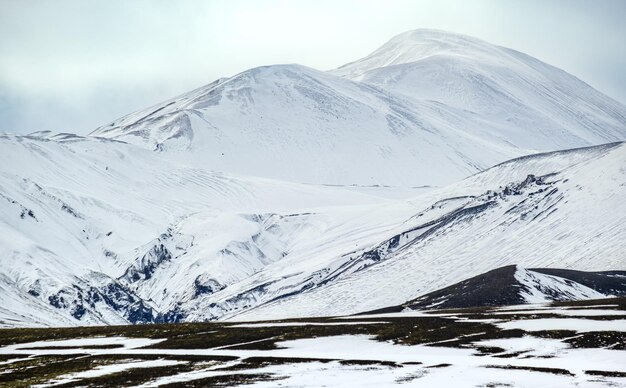 Farbenfrohe Landmannalaugar-Berge unter Schneedecke im Herbst Island