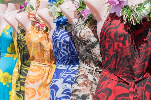 Foto farbenfrohe pareo- und polynesische kleider zum verkauf auf dem markt