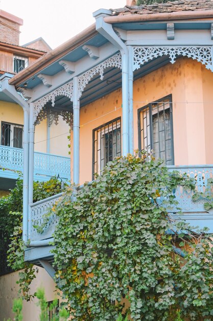 farbenfroher Balkonblick in Tiflis. schöne Ausflugsziele in der Stadt. Balkon Kulisse