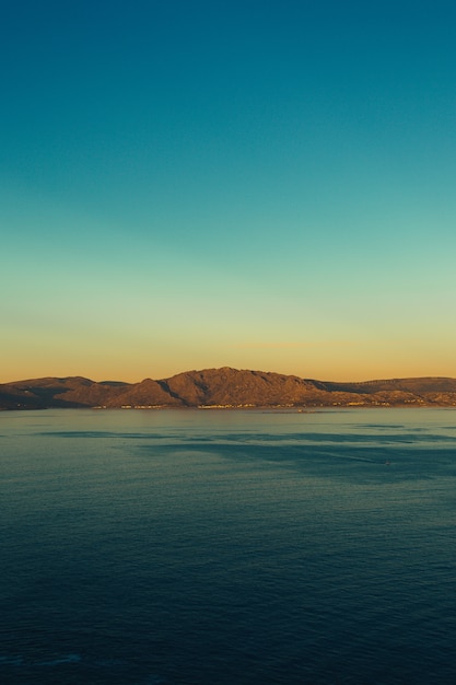 Farbenfroher Berg am Horizont