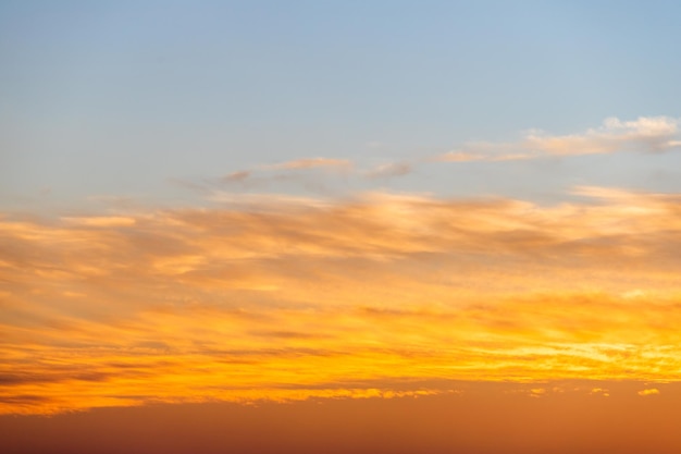 Farbenfroher dramatischer Himmel mit Wolken bei Sonnenuntergang am Fluss