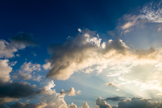 Farbenfroher dramatischer Himmel mit Wolken bei Sonnenuntergang