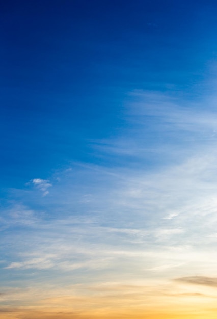 Farbenfroher dramatischer Himmel mit Wolken bei Sonnenuntergang