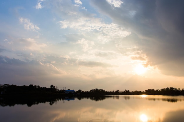 Farbenfroher dramatischer Himmel mit Wolken bei Sonnenuntergang