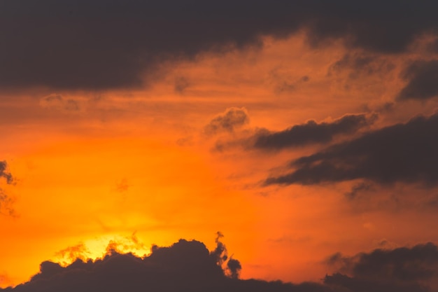 Farbenfroher dramatischer Himmel mit Wolken bei Sonnenuntergang