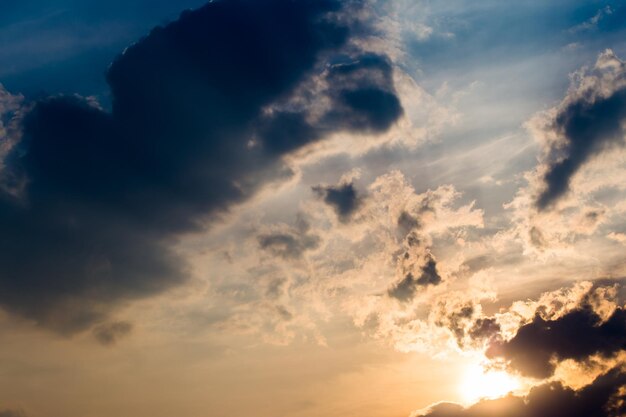 Foto farbenfroher dramatischer himmel mit wolken bei sonnenuntergang