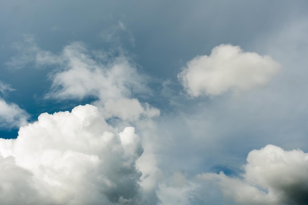 Farbenfroher dramatischer Himmel mit Wolken bei Sonnenuntergang