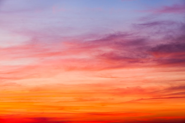 Farbenfroher dramatischer Himmel mit Wolken bei Sonnenuntergang