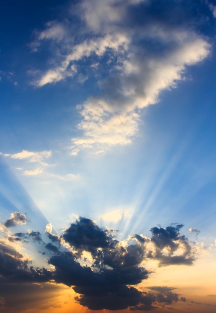 Farbenfroher dramatischer Himmel mit Wolken bei Sonnenuntergang