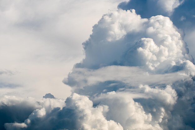 Farbenfroher dramatischer Himmel mit Wolken bei Sonnenuntergang