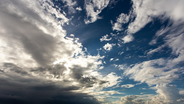 Farbenfroher dramatischer Himmel mit Wolken bei Sonnenuntergangschöner Himmel mit Wolkenhintergrund xA