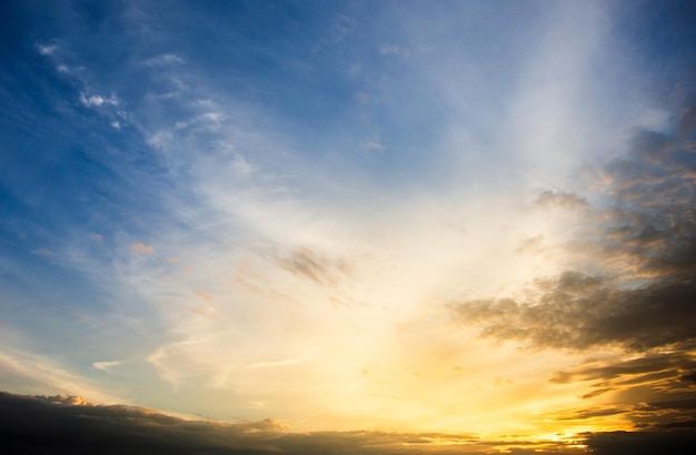 Farbenfroher dramatischer Himmel mit Wolken bei Sonnenuntergangschöner Himmel mit Wolkenhintergrund xA