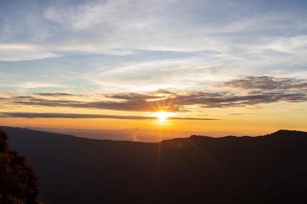 Farbenfroher dramatischer Himmel mit Wolken bei Sonnenuntergangschöner Himmel mit Wolkenhintergrund