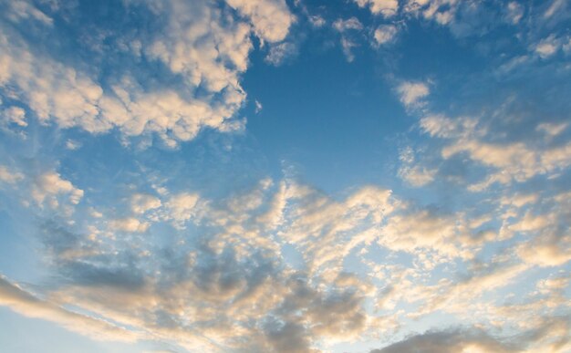 Farbenfroher dramatischer Himmel mit Wolken bei Sonnenuntergangschöner Himmel mit Wolkenhintergrund