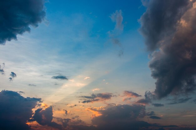 farbenfroher dramatischer Himmel mit Wolken beim Sonnenuntergang