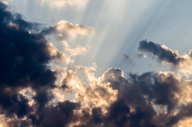 farbenfroher dramatischer Himmel mit Wolken beim Sonnenuntergang