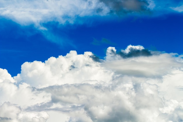 farbenfroher dramatischer Himmel mit Wolken beim Sonnenuntergang