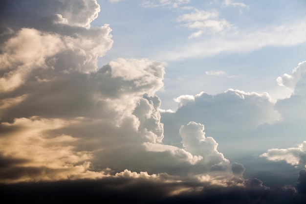 farbenfroher dramatischer Himmel mit Wolken beim Sonnenuntergang