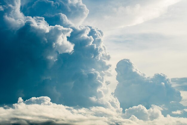 farbenfroher dramatischer Himmel mit Wolken beim Sonnenuntergang