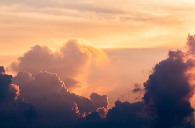 farbenfroher dramatischer Himmel mit Wolken beim Sonnenuntergang