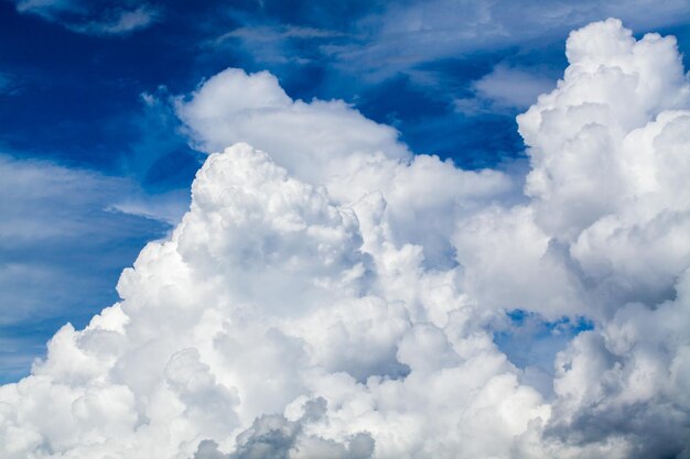 farbenfroher dramatischer Himmel mit Wolken beim Sonnenuntergang